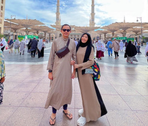 Diterpa Isu Perselingkuhan, Potret Harmonis Ayu Dewi dan Regi Datau Jalani Umrah