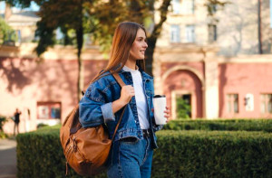 Kamu Suka Tampilan Sederhana? Coba Kenakan Perhiasan Bermoela