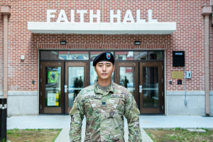 Tunjukan Prestasinya Saat Wamil, Young K DAY6 Kini Naik Pangkat Jadi Sersan