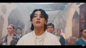 Jungkook BTS Masuk Pasar di Qatar dalam Video Klip "Dreamers"