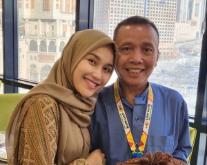 Dikenal Kocak, Ayah Ayu Ting Ting Ternyata Sempat Jadi Guru Ngaji