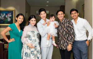 Song Joong Ki Gendong Baby Bible, Netizen: Baby Terberuntung Tahun Ini