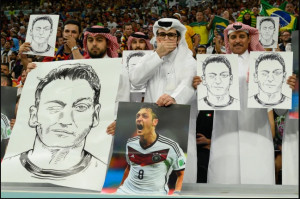 Fans Qatar Angkat Foto Mesut Ozil Saat Laga Jerman vs Spanyol