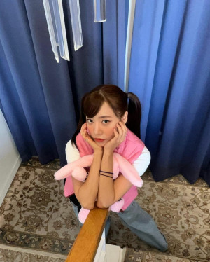 Unggah Foto Pakai Celana Unik, Penampilan Namjoo Apink Jadi Sorotan