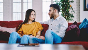 Jangan Kesal Dulu, Ini 5 Tanda Suami Cuek Namun Sayang Istri