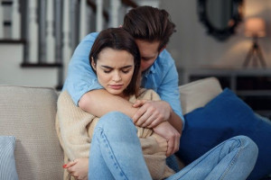 Tak Usah Minder! Ini 5 Cara Hadapi Pasangan yang Lebih Sukses Darimu