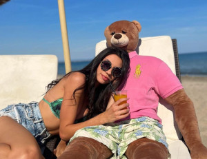 Boneka Teddy Bear Seukuran Manusia Hadir untuk Temani Perempuan Jomlo