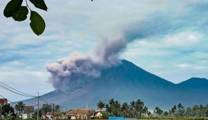 Gunung Semeru Kembali Meletus, Ini 7 Tips Aman Berkendara Saat Hujan Abu