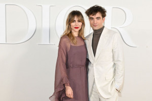 Robert Pattinson dan Suki Waterhouse Perdana Tampil Bersama setelah 4 Tahun Pacaran
