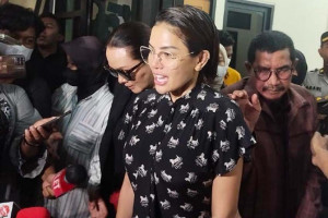 Sosok Pria Bule Pacar Nikita Mirzani Hadir di Sidang PN Serang