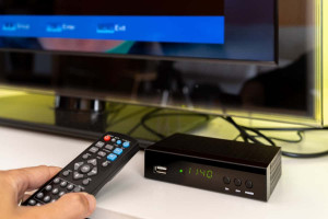 Gak Perlu Beli TV Baru, Ini 5 Keuntungan Pakai Set Top Box
