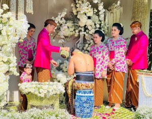Kaesang Pangarep Jalani Prosesi Siraman, Keluarga Minta Doa Restu ke Publik