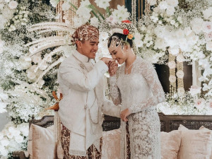 Baru Menikah, Kaesang Pangarep Pamer Tangannya Dijadikan Sandaran oleh Istri