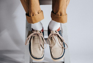 Koleksi “The Commuters” NeverTooLavishXClarks Original, Soroti Budaya Komuter di Jakarta