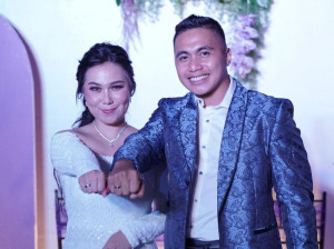 Resmi Jadi Suami, Aprilio Manganang Pamer Cincin Nikah Bareng Istri
