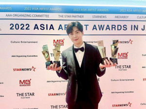 Tampil Perdana Pasca Skandal, Kim Seon Ho Langsung Terima 4 Piala "AAA 2022"