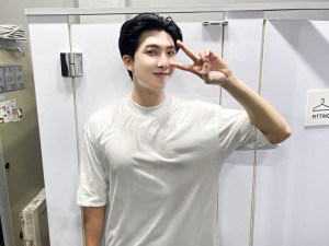 Gelar Mini Konser, RM BTS Bikin ARMY Internasional Iri