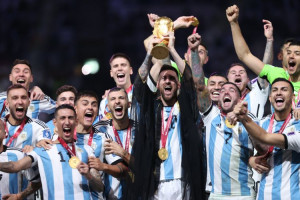 Ketahui Apa Itu Bisht? Jubah yang Dipakai Lionel Messi saat Angkat Trofi