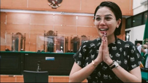 Nikita Mirzani Banting Mic Saat Sidang Berlangsung, Ada Apa?