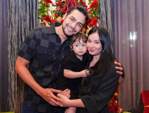 Jonas Rivanno dan Asmirandah Rayakan Ulang Tahun Anak Tepat di Hari Natal