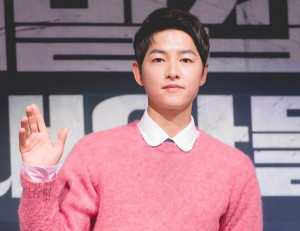 Bukan Kalangan Artis, Song Joong Ki Dikonfirmasi Pacari Perempuan Asal Inggris