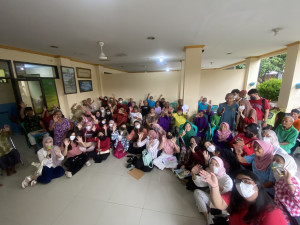 Crack A Smile Rayakan Hari Ibu Bersama Lansia di DSPLU