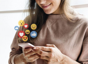 Bukan Cuma Alat Komunikasi, Anak Muda Pakai Smartphone Buat Hal Ini!