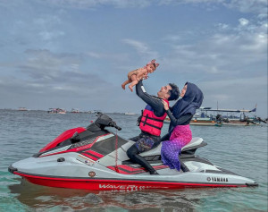 Ria Ricis dan Suami Perdana Ajak Baby Moana Bermain Jetski di Pantai