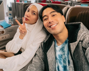 Pasangan Vidi Aldiano dan Sheila Dara Awali Tahun 2023 dengan Umrah