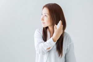 5 Pilihan Hair Parfum dengan Wangi Bunga, Bebas Bau Seharian!