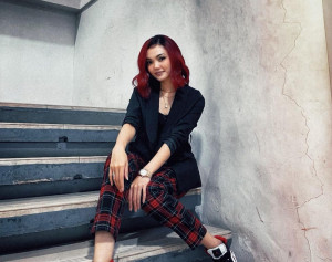 Punya Segudang Bakat, Rina Nose Ternyata Jago Potong Rambut Sendiri