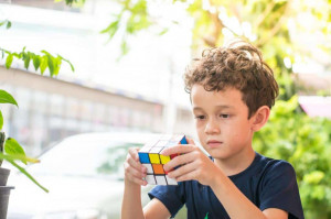 5 Manfaat Bermain Rubik untuk Anak-anak