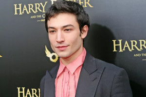 Mengaku Bersalah Atas Kasus Perampokan, Ezra Miller Didenda Rp7,5 Juta
