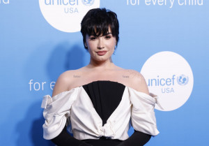 Dianggap Menyinggung Agama, Poster Album Demi Lovato Dilarang di Inggris