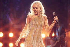 Miley Cyrus Rilis Lagu “Flowers” pada Hari Ulang Tahun Mantan Suami