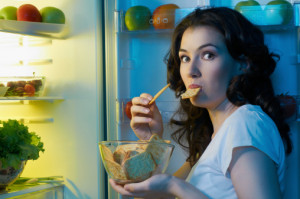 Mudah Dipraktekan! 5 Cara Supaya Berhenti Ngemil Setelah Makan Malam