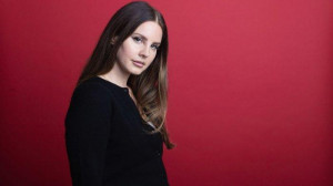 Lana Del Rey Kejutkan Penggemar dengan Tampil Topless di Cover Album Terbarunya