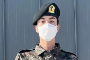 Foto Pakai Seragam Militer, Jin BTS: Saya Menikmati Menghabiskan Waktu di Sini