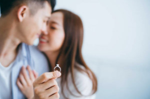 Maknai Perjalanan Cintamu dengan Model Cincin Tunangan Terbaru
