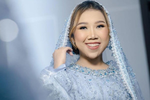Gelar Pengajian Jelang Pernikahan, Kiky Saputri Tampil Anggun dengan Busana Biru