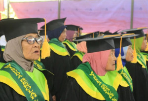 Puluhan Lansia Brebes Resmi Wisuda, Tertua Berusia Hampir Seabad