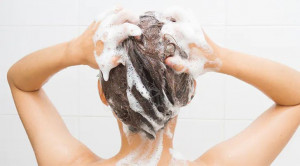 Bisa Rusak Rambut, Yuk Segera Hentikan 5 Kesalahan Saat Keramas Ini!