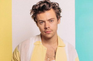 Celana Harry Styles Sobek Saat Bawakan Lagu "Music for a Sushi Restaurant"