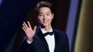 Resmi Menikah, Intip Perjalanan Cinta Song Joong Ki dan Katy Louise Saunders