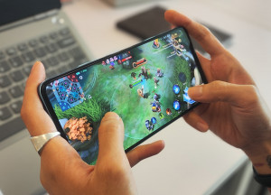 Gen Z Wajib Tahu Fungsi Layar AMOLED, Cocok Buat Main Game 5 Jam-an!