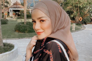 Unggah Foto Pakai Kemeja Putih, Olla Ramlan Dinyinyiri Netizen Pakai Baju Transapran