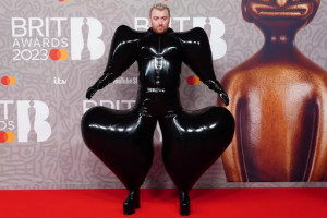 Kenakan Gaun Balon, Penampilan Sam Smith di BRIT Awards 2023 Curi Perhatian