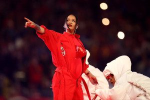 Rihanna Umumkan Kehamilan Anak Kedua di Panggung "Super Bowl Halftime Show 2023"