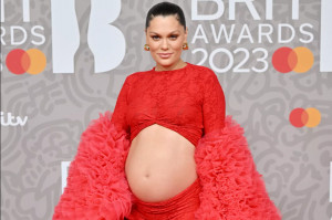 Jessie J Pamer Baby Bump di Red Carpet "BRIT Awards 2023"