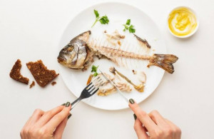 7 Cara Hilangkan Duri Ikan yang Tersangkut di Tenggorokan